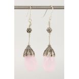 A PAIR OF SILVER AND ROSE QUARTZ DROP EARRINGS.