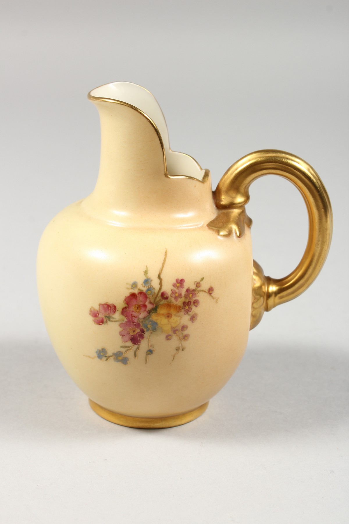 A ROYAL WORCESTER BLUSH IVORY JUG painted with roses, highlighted with gilding, date code for - Image 4 of 5