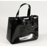 A BLACK GUCCI HANDBAG.