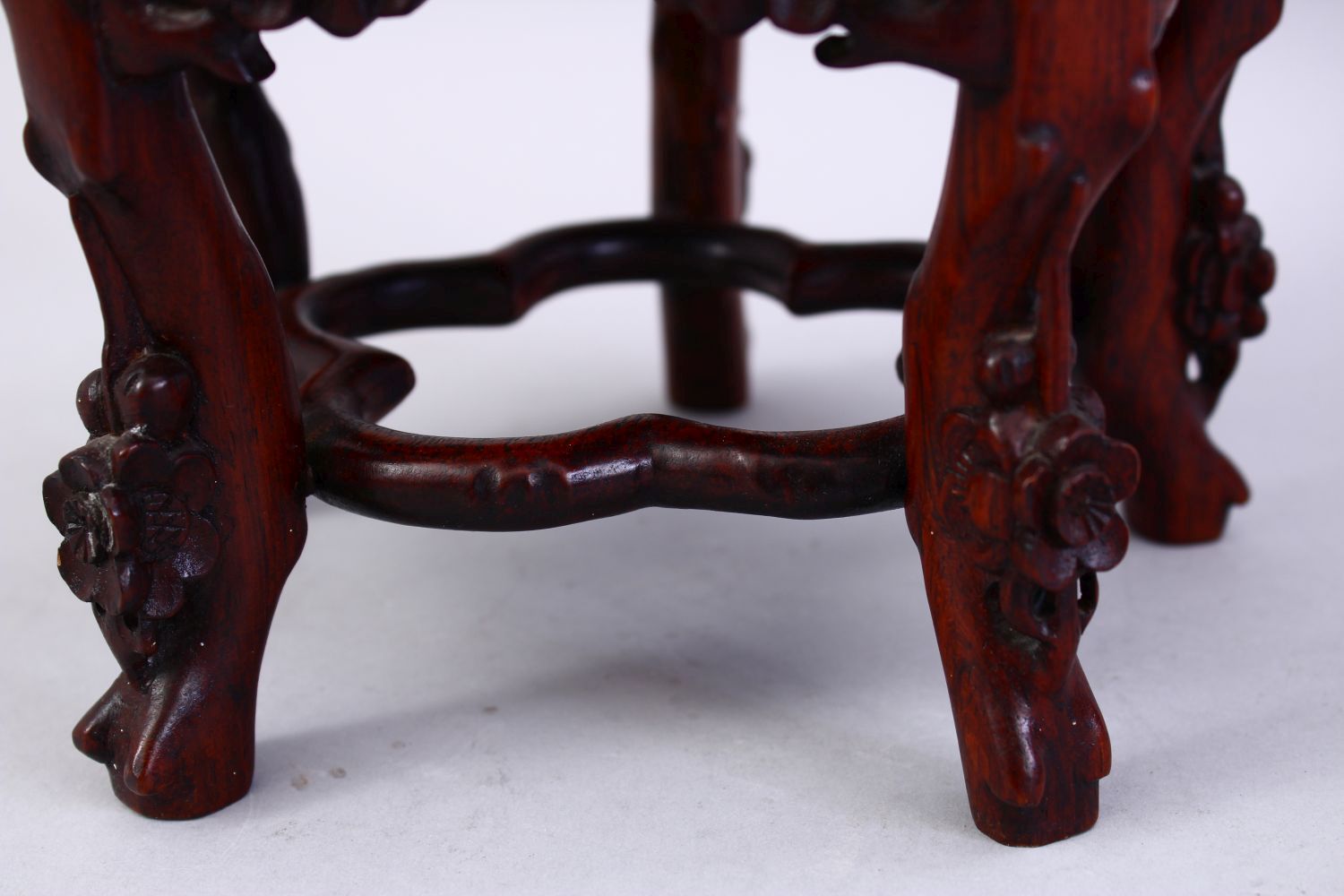 A GOOD 19TH / 20TH CENTURY CHINESE CARVED HUANGHUALI WOOD & DREAM STONE MINIATURE TABLE, the top - Image 4 of 4