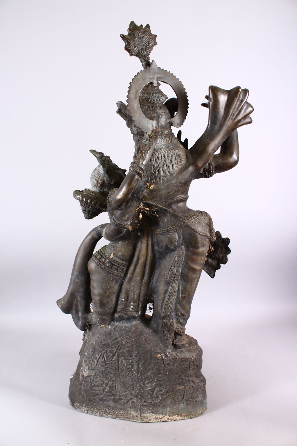 A GOOD & LARGE INDIAN BRONZE STATUE OF RAMA & SITA, both figures elegantly posed, one figure - Image 7 of 7