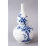 A CHINESE BLUE & WHITE PORCELAIN DOUBLE GOURD SHAPED VASE, (af) , the base with a six character