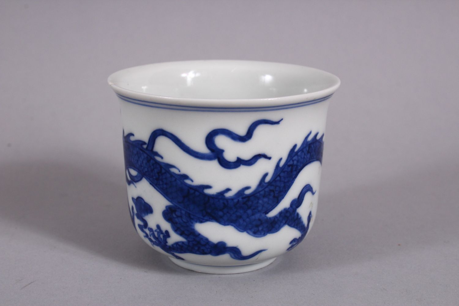 A CHINESE BLUE & WHITE PORCELAIN DRAGON CUP, decorated with a dragon and stylized clouds, 7cm - Image 3 of 5