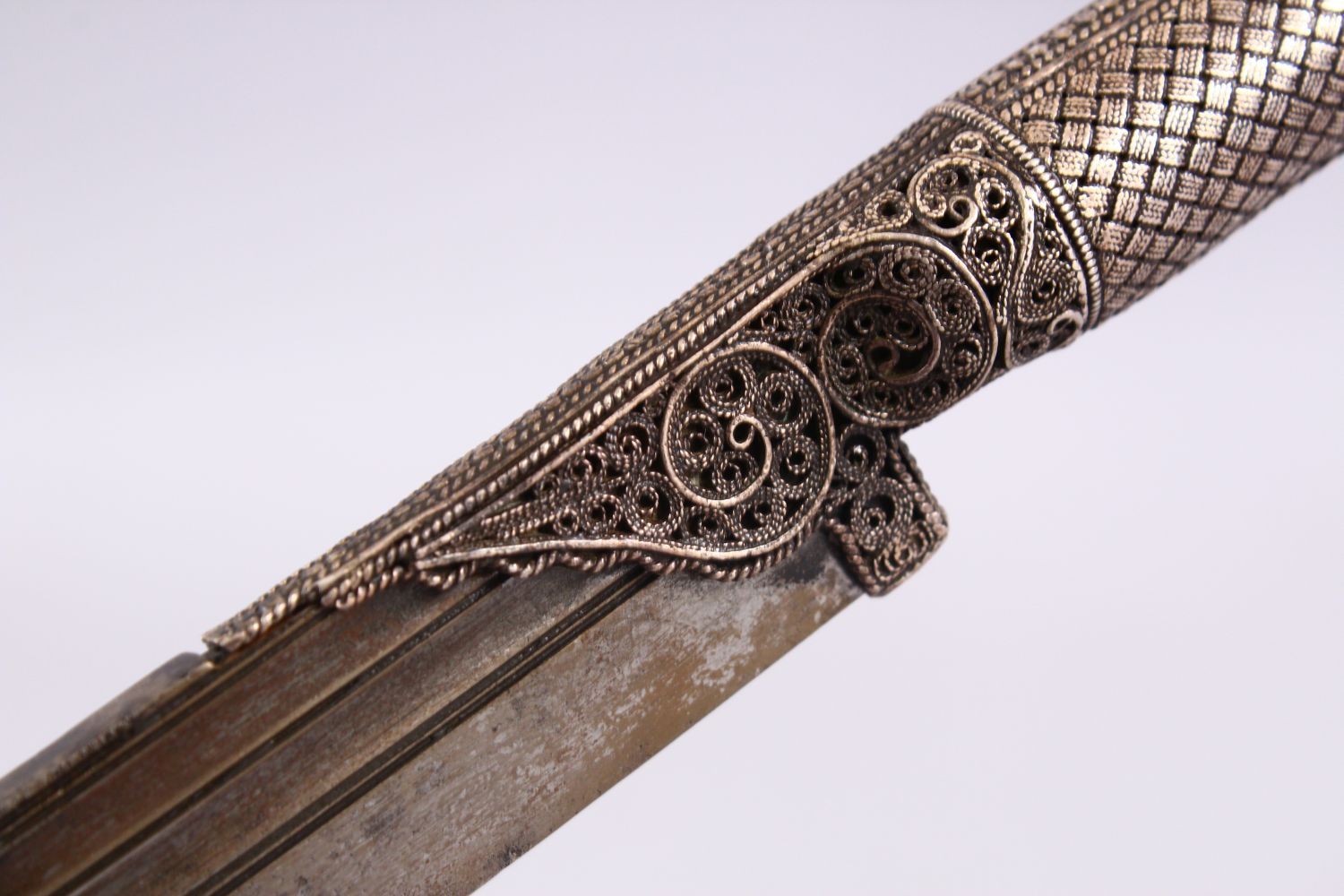 AN 18TH CENTURY OTTOMAN FINE SILVER WORK HANDLED SULTANS HANCER / DAGGER, with silver filigree style - Image 5 of 5