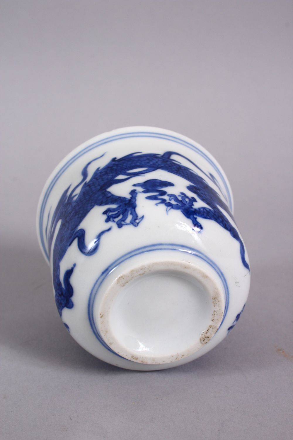 A CHINESE BLUE & WHITE PORCELAIN DRAGON CUP, decorated with a dragon and stylized clouds, 7cm - Image 5 of 5