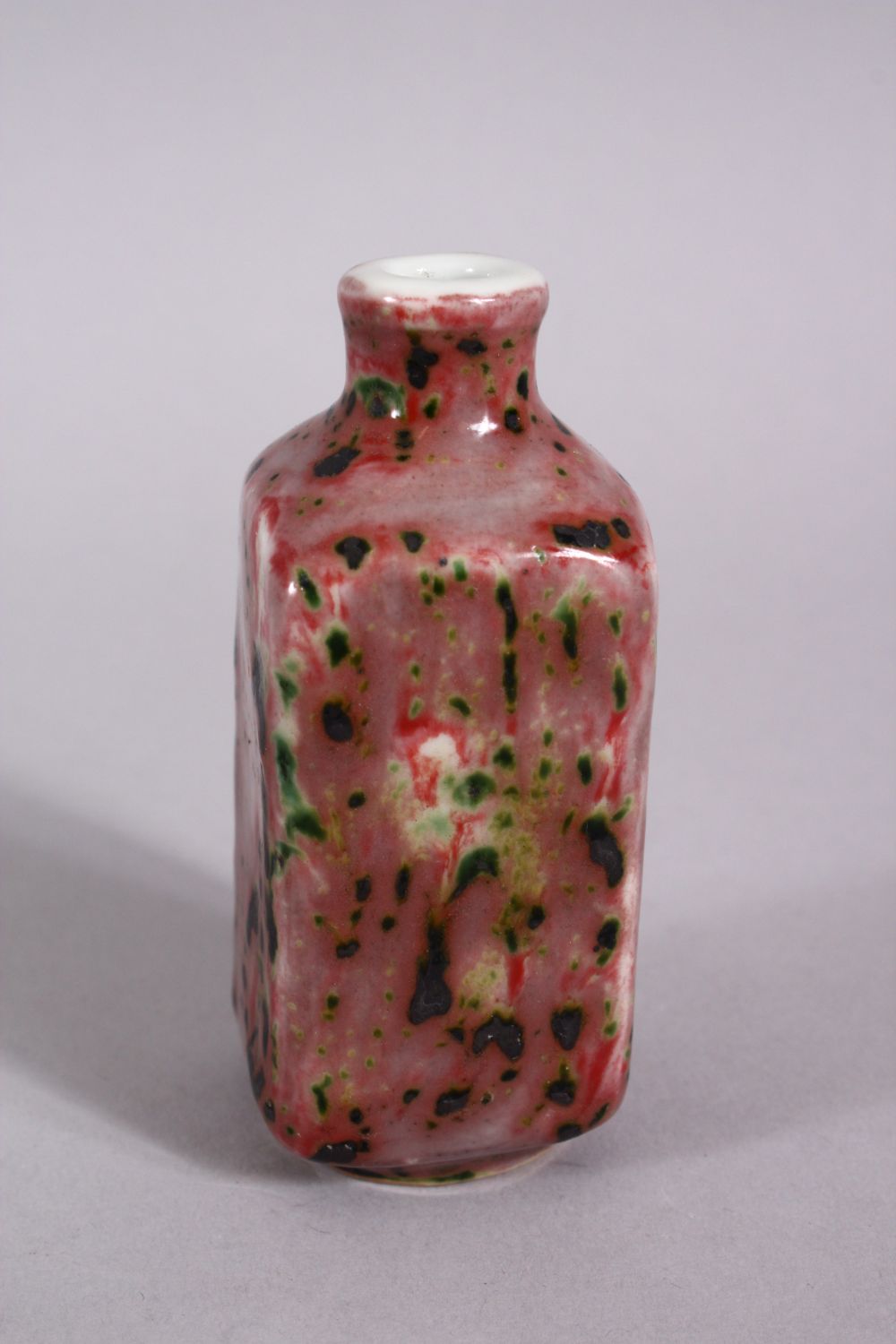 A CHINESE PEACH BLOOM PORCELAIN SNUFF BOTTLE, with a bloom glaze, the base with a fouor character - Image 2 of 5