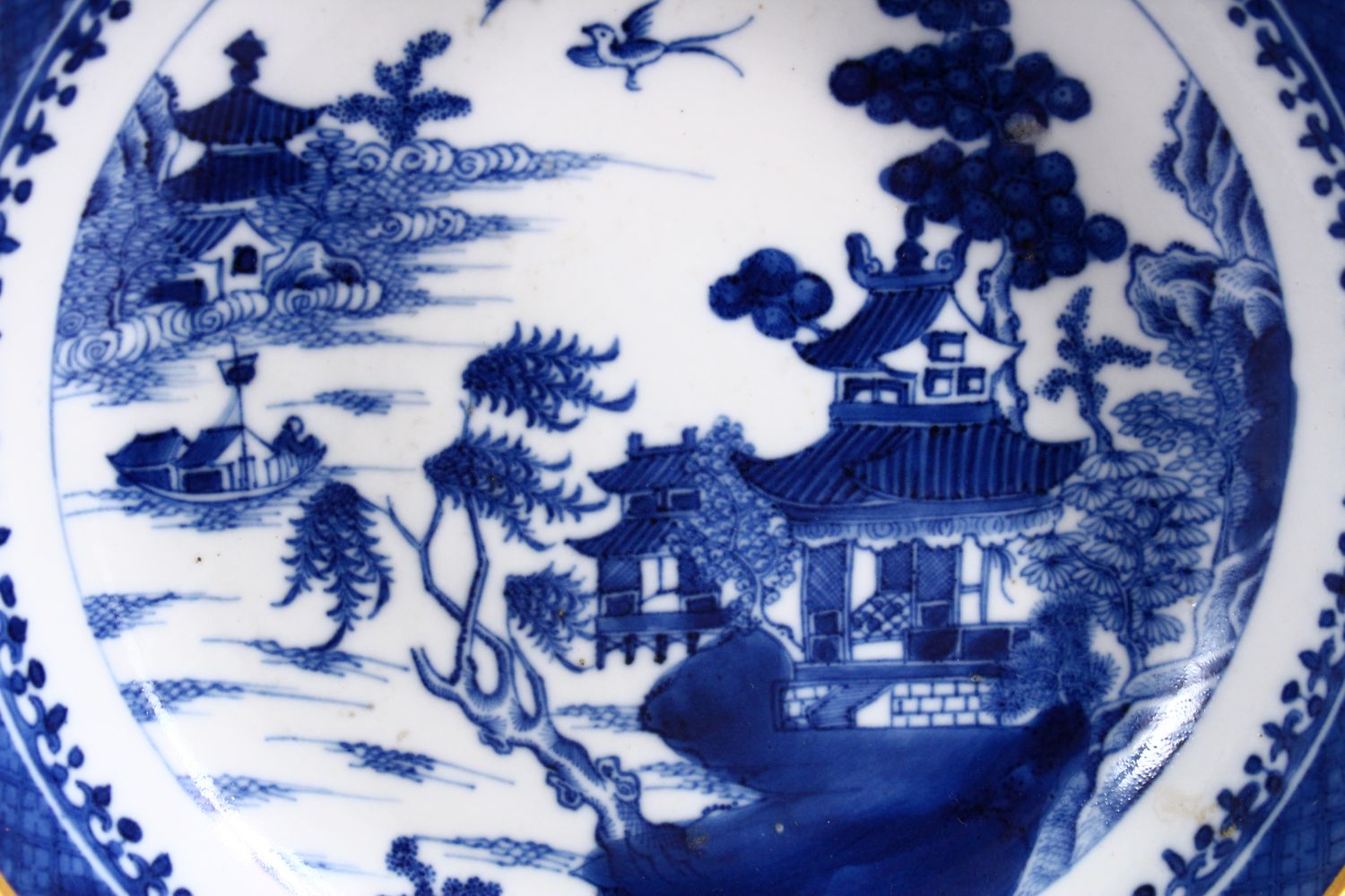 A LOT OF 4 CHINESE 18TH / 19TH CENTURY QIANLONG STYLE BLUE & WHITE PORCELAIN PLATES, each - Image 4 of 6