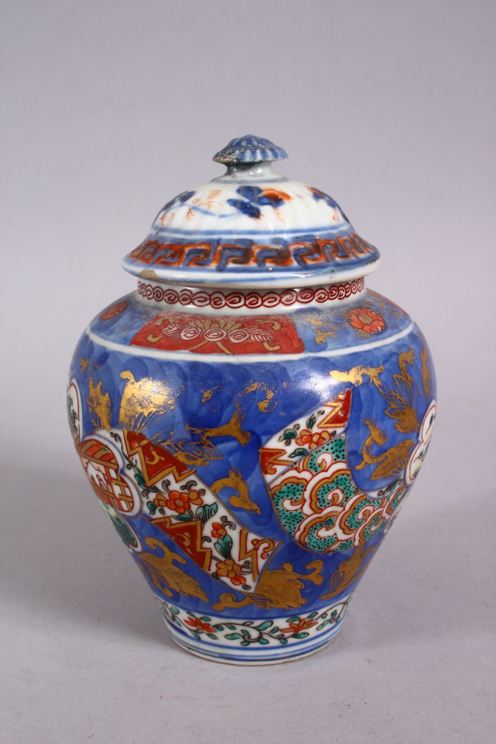 AN 18TH CENTURY JAPANESE BLUE, WHITE AND IRON RED PORCELAIN ARITA JAR & COVER, with landscape - Image 2 of 6