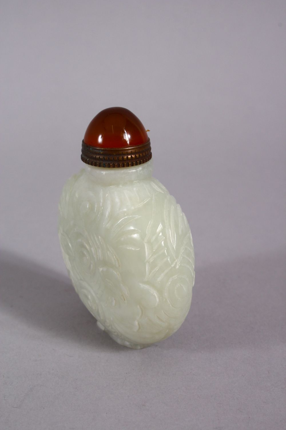 A CHINESE CARVED JADE SNUFF BOTTLE, carved with floral swirl decoration,with a hard stone stopper, - Image 2 of 4