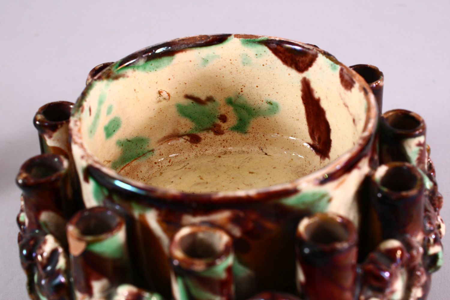 A 19TH CENTURY OTTOMAN TURKISH CANAKKALE TOBACCO BOX WITH A LION FORMED LID, the lion holding a - Bild 6 aus 7