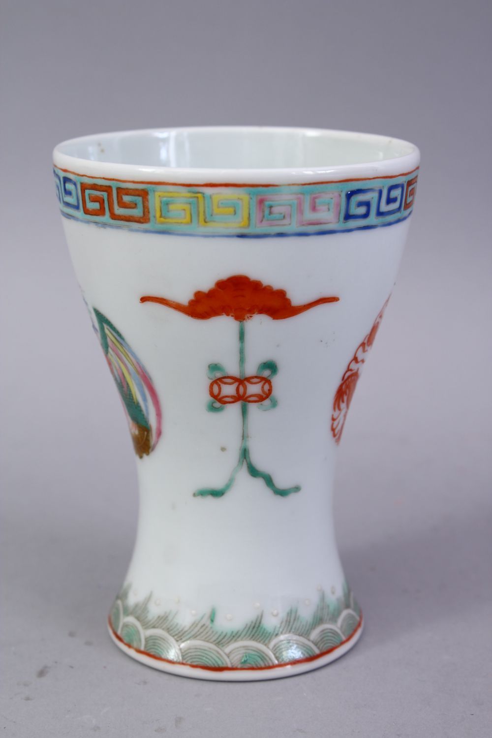 A 20TH CENTURY CHINESE FAMILLE ROSE PORCELAIN CUP, the body with decoration in roundel of dragons - Image 4 of 6