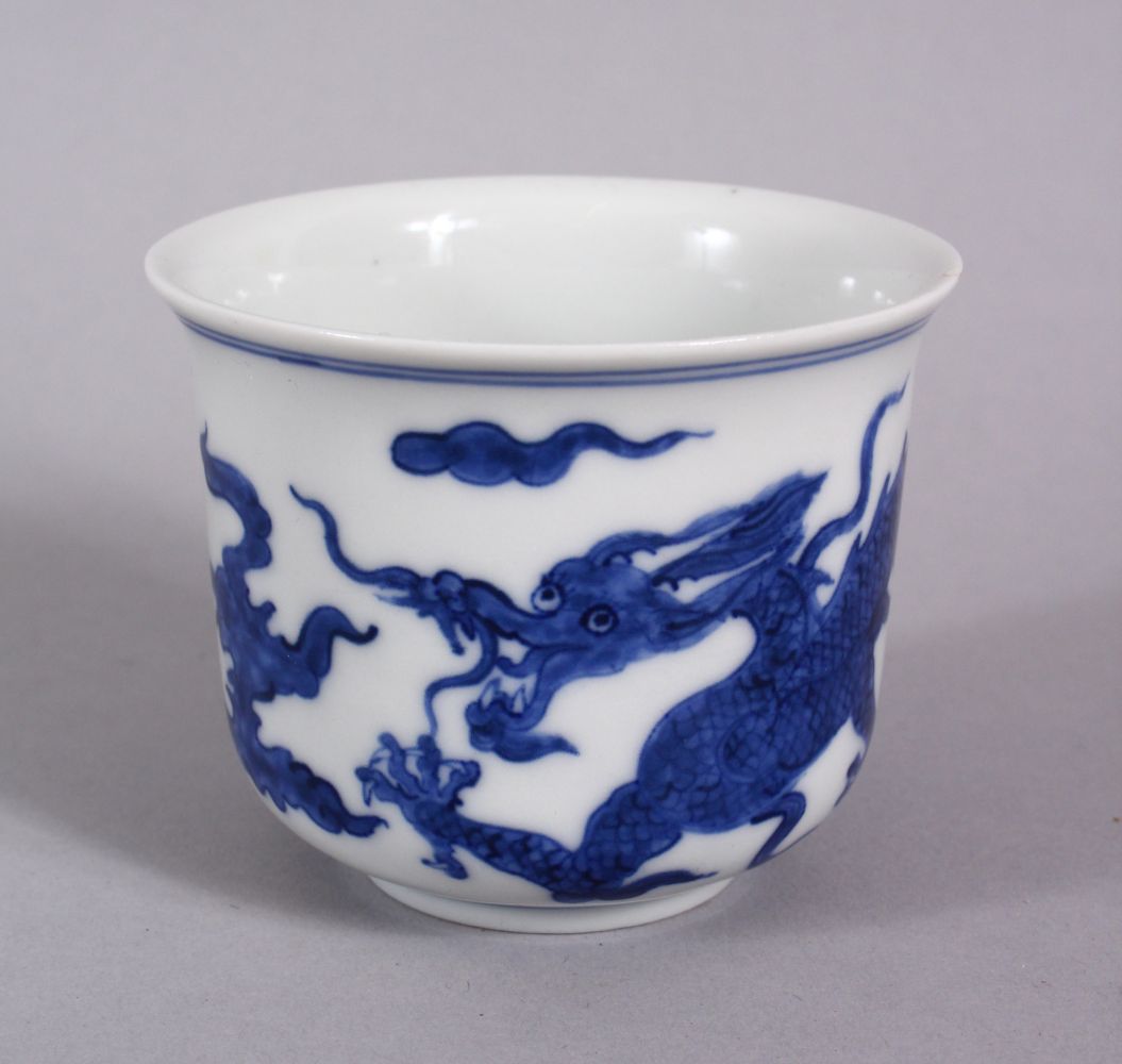 A CHINESE BLUE & WHITE PORCELAIN DRAGON CUP, decorated with a dragon and stylized clouds, 7cm