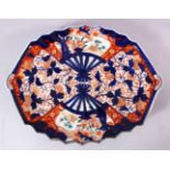 A JAPANESE MEIJI PERIOD DOUBLE FAN IMARI PORCELAIN DISH, decorated with double fan decoration,