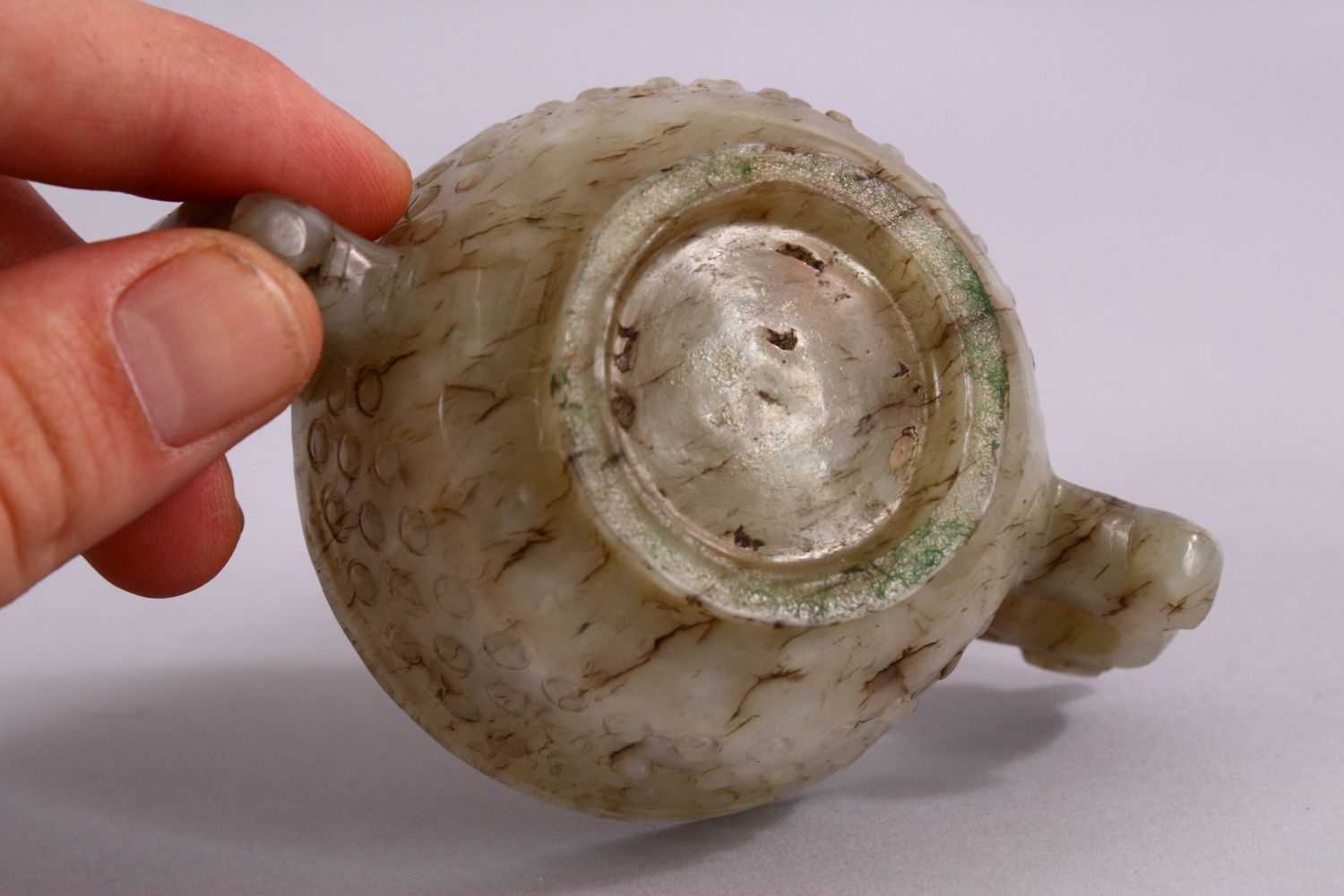 A CHINESE CARVED JADE ARCHAIC STYLE TWIN HANDLE CUP, with chilong handles, and boss decoration, 11cm - Image 6 of 6