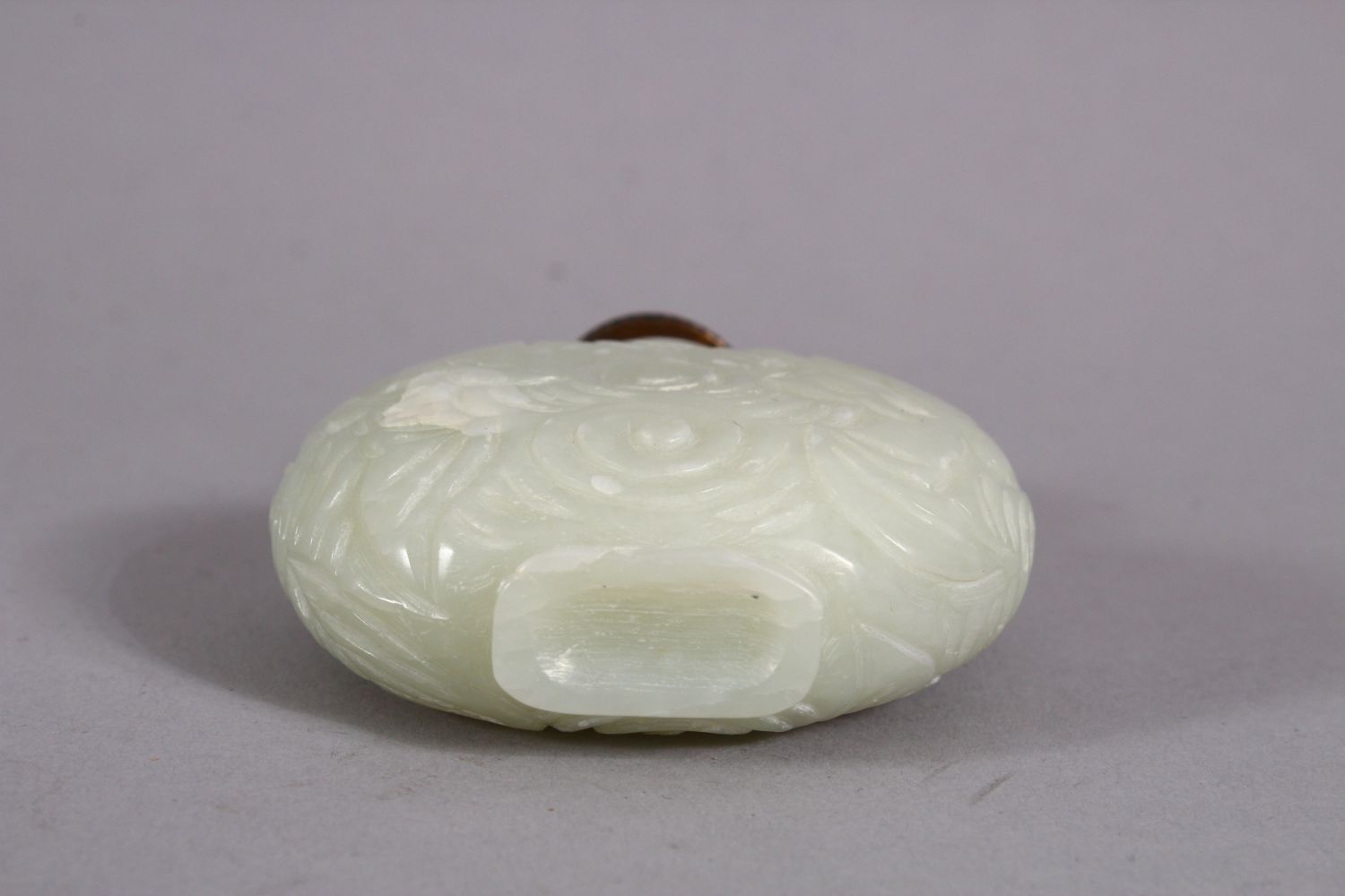 A CHINESE CARVED JADE SNUFF BOTTLE, carved with floral swirl decoration,with a hard stone stopper, - Image 4 of 4