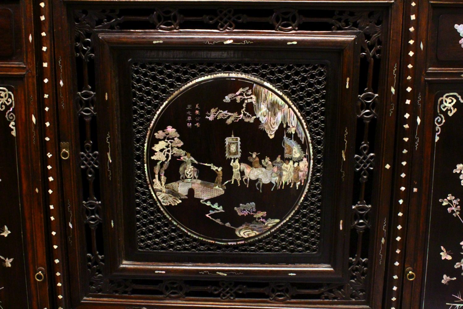 A 20TH CENTURY ROYAL VIETNAM INLAID AND SIGNED MOTHER OF PEARL CABINET, the cabinet with 9 panels of - Image 3 of 12