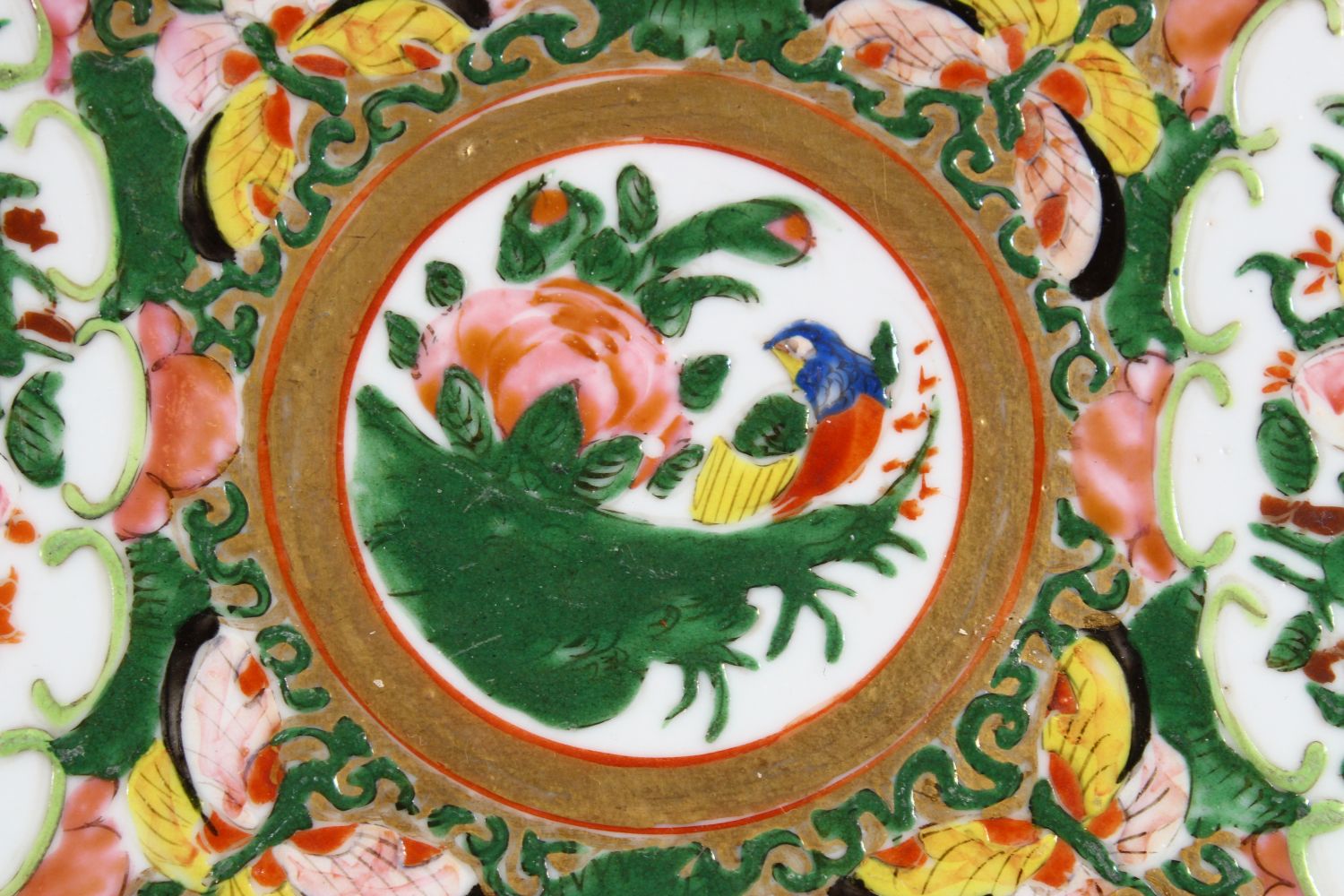 A CHINESE 19TH CENTURY FAMILLE ROSE CANTON PORCELAIN PLATE with panel decoration of figures interior - Image 5 of 6