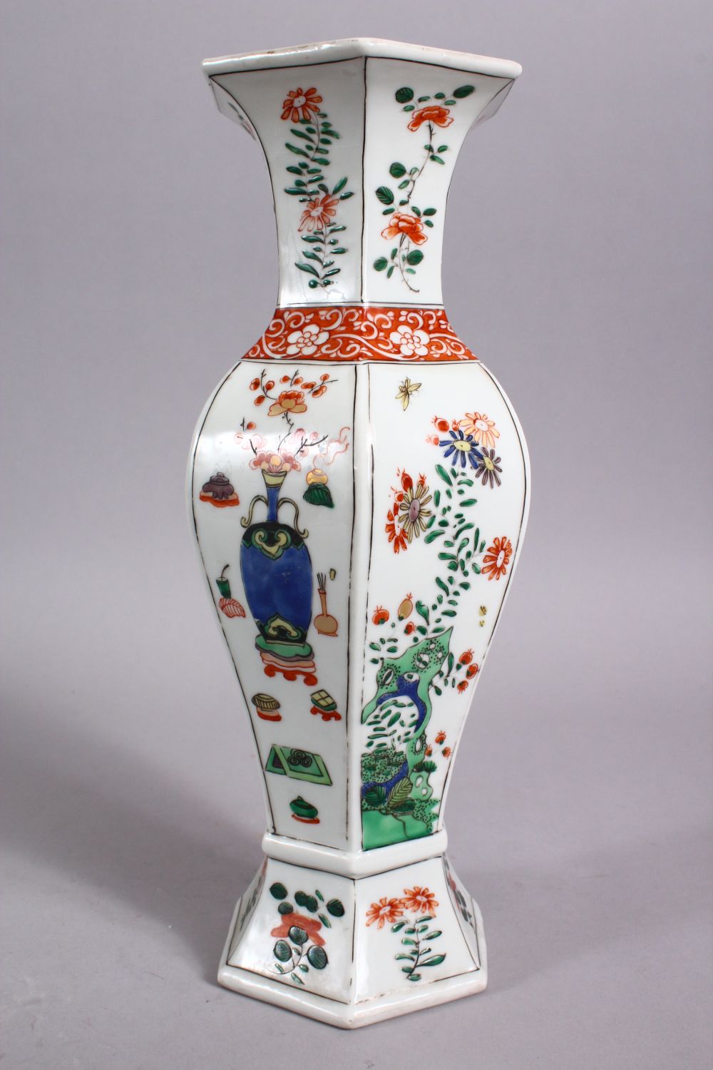 A CHINESE KANGXI STYLE FAMILLE VERTE HEXAGONAL FORM PORCELAIN VASE, decorated with displays of flora - Image 3 of 5