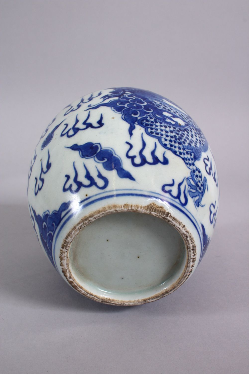 A CHINESE BLUE & WHITE PORCELAIN DRAGON GINGER JAR, decorated with a dragon amongst clouds 14cm - Image 5 of 5