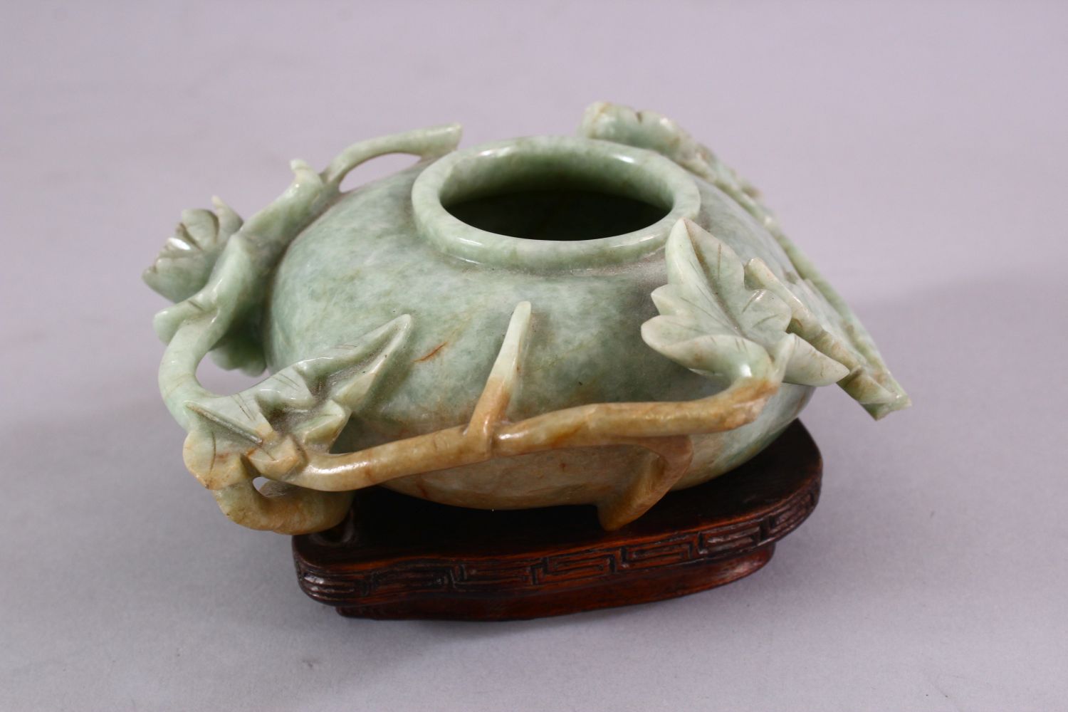 A CHINESE CARVED JADE FLORAL CARVED BRUSH WASH, on a fitted wooden base, 13 cm diameter, - Image 4 of 5