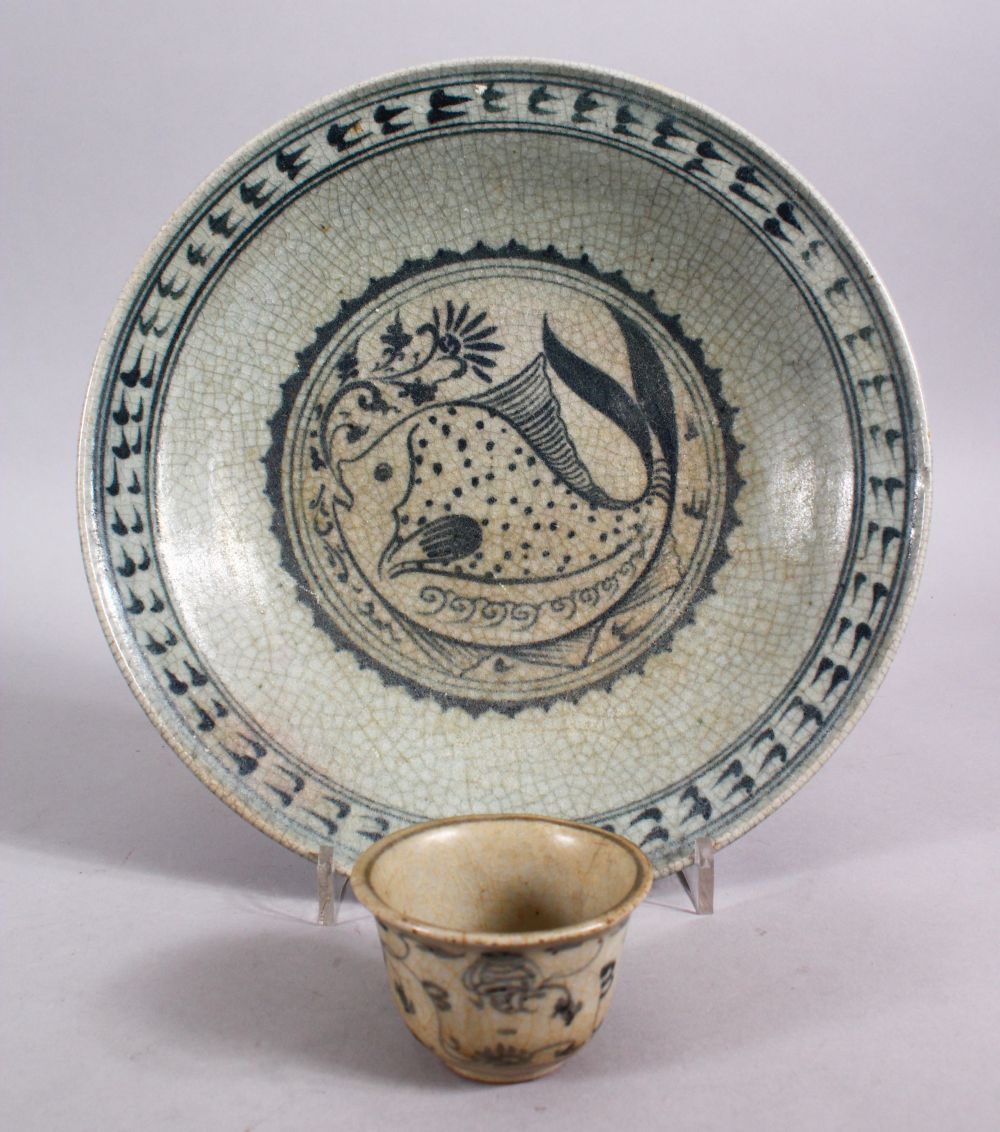 A GOOD 15TH / 16TH CENTURY SUKHOTHAI EARTHENWARE BLUE & WHITE PLATE & A SMALL MING DYNASTY TEA BOWL,