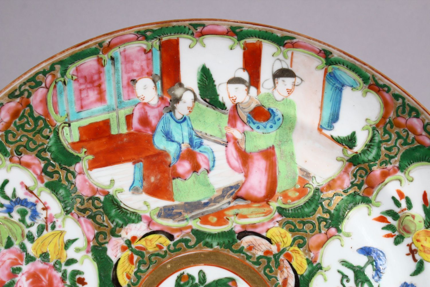 A CHINESE 19TH CENTURY FAMILLE ROSE CANTON PORCELAIN PLATE with panel decoration of figures interior - Image 4 of 6