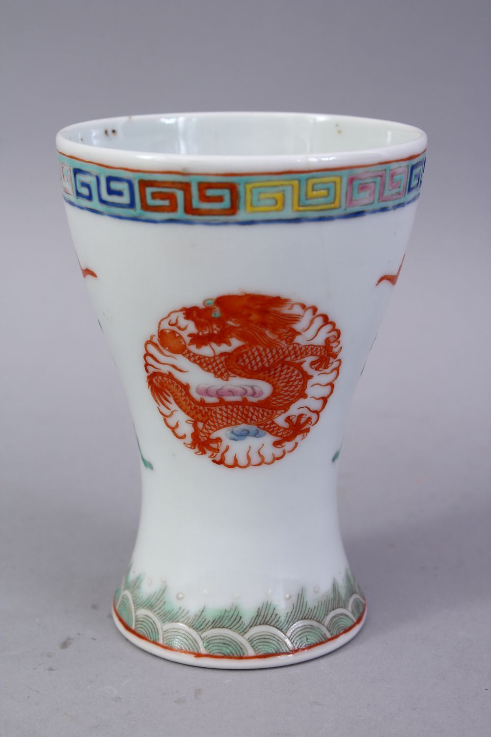 A 20TH CENTURY CHINESE FAMILLE ROSE PORCELAIN CUP, the body with decoration in roundel of dragons - Image 3 of 6