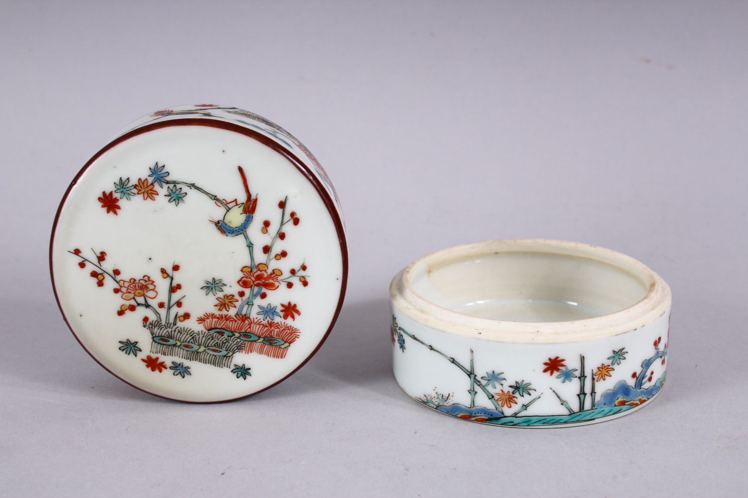 A GOOD JAPANESE MEIJI PERIOD KAKIEMON STYLE PORCELAIN BOX AND COVER, decorated with a main display - Image 5 of 6