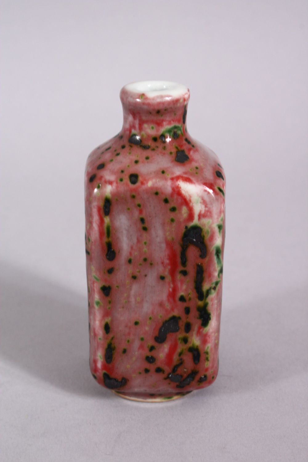 A CHINESE PEACH BLOOM PORCELAIN SNUFF BOTTLE, with a bloom glaze, the base with a fouor character - Image 3 of 5