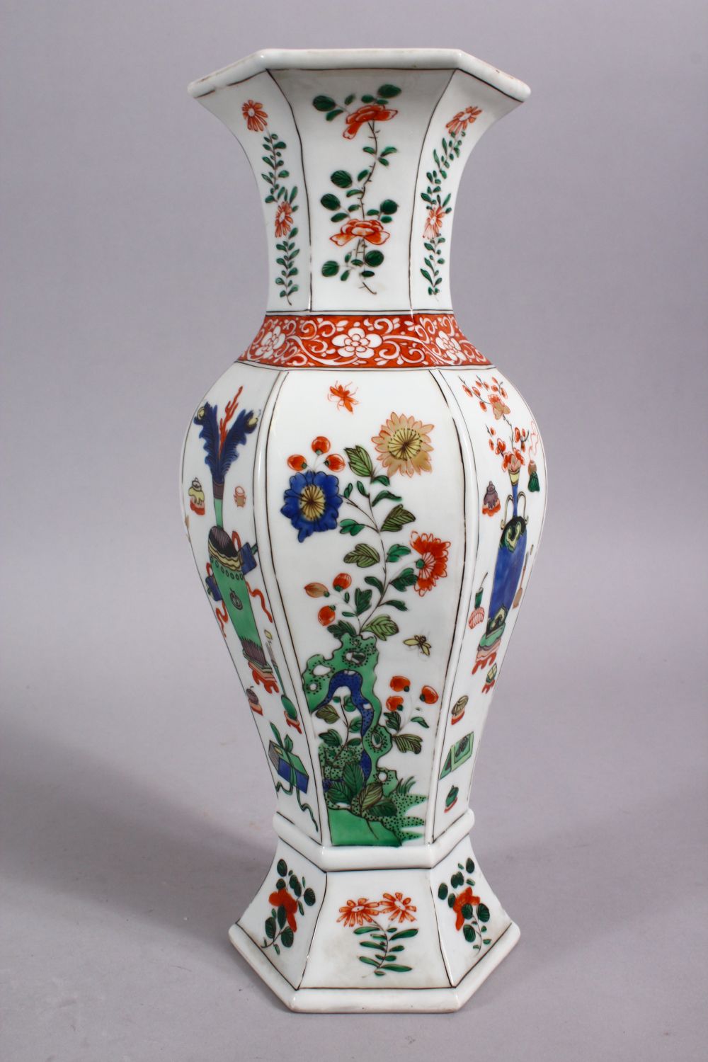 A CHINESE KANGXI STYLE FAMILLE VERTE HEXAGONAL FORM PORCELAIN VASE, decorated with displays of flora - Image 4 of 5