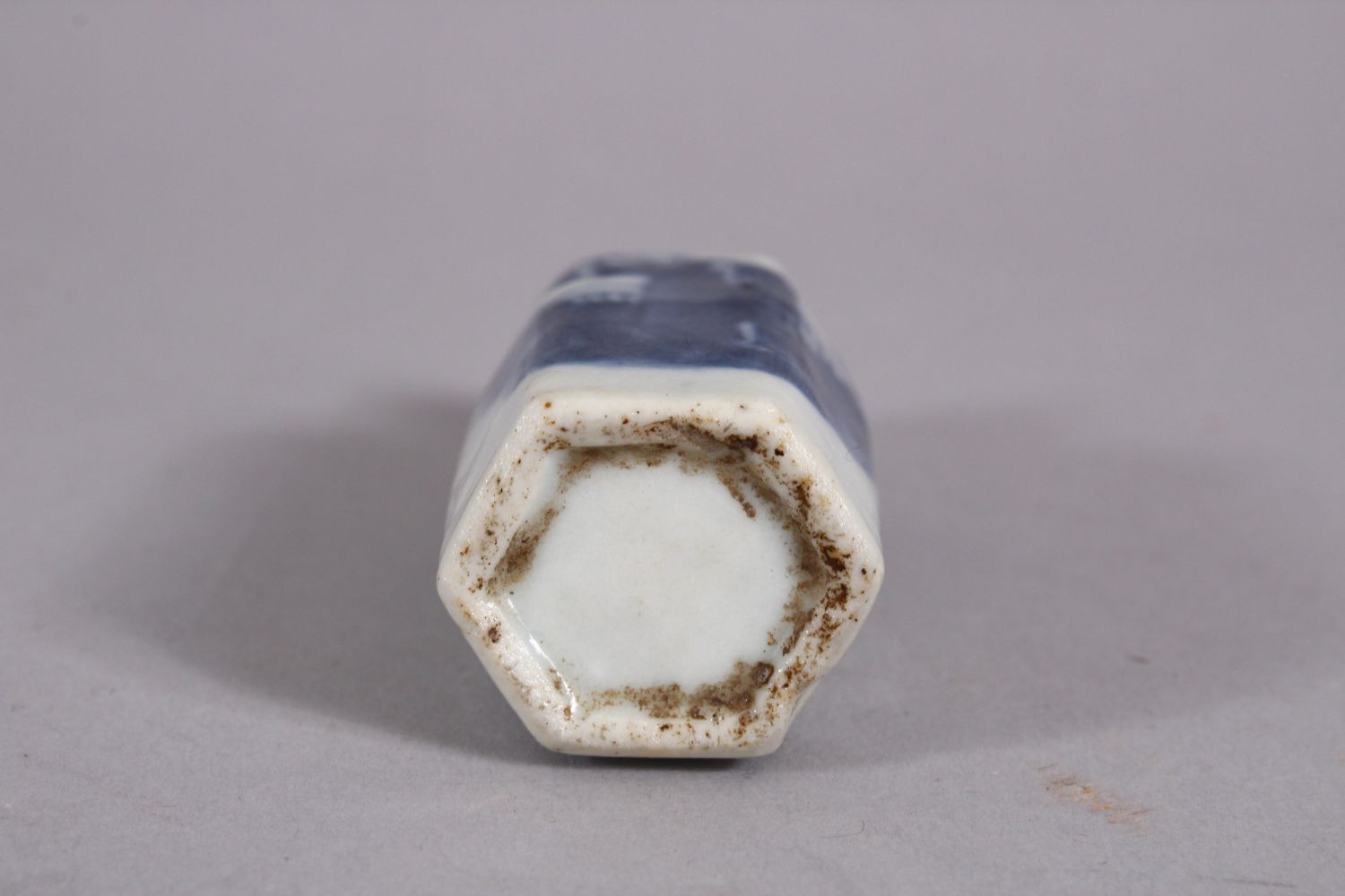 A CHINESE BLUE & WHITE PORCELAIN HEXAONAL FORM SNUFF BOTTLE, decorated with a figure in a garden, - Image 4 of 4