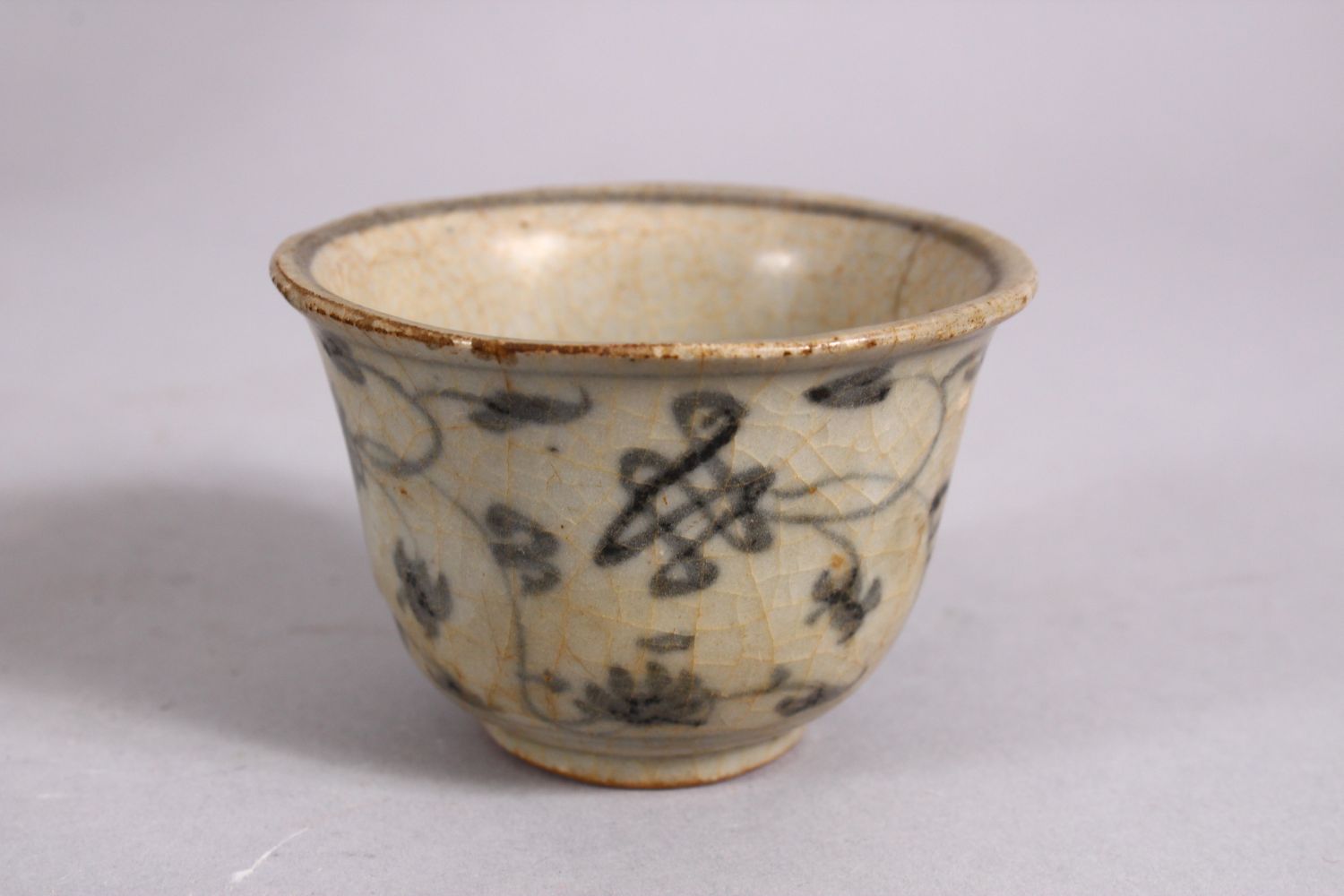 A GOOD 15TH / 16TH CENTURY SUKHOTHAI EARTHENWARE BLUE & WHITE PLATE & A SMALL MING DYNASTY TEA BOWL, - Image 3 of 6