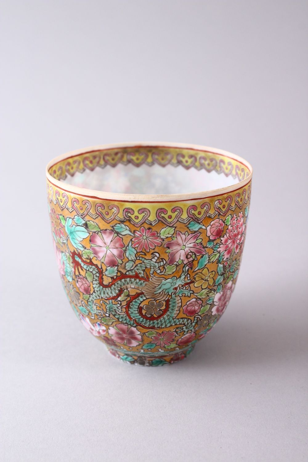 A GOOD CHINESE REPUBLIC STYLE PORCELAIN EGGSHELL CUP, decorated upon a gilt ground with dragons - Image 2 of 8