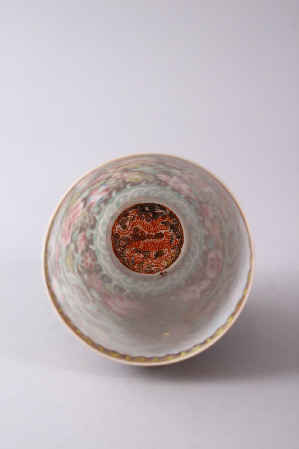 A GOOD CHINESE REPUBLIC STYLE PORCELAIN EGGSHELL CUP, decorated upon a gilt ground with dragons - Image 6 of 8