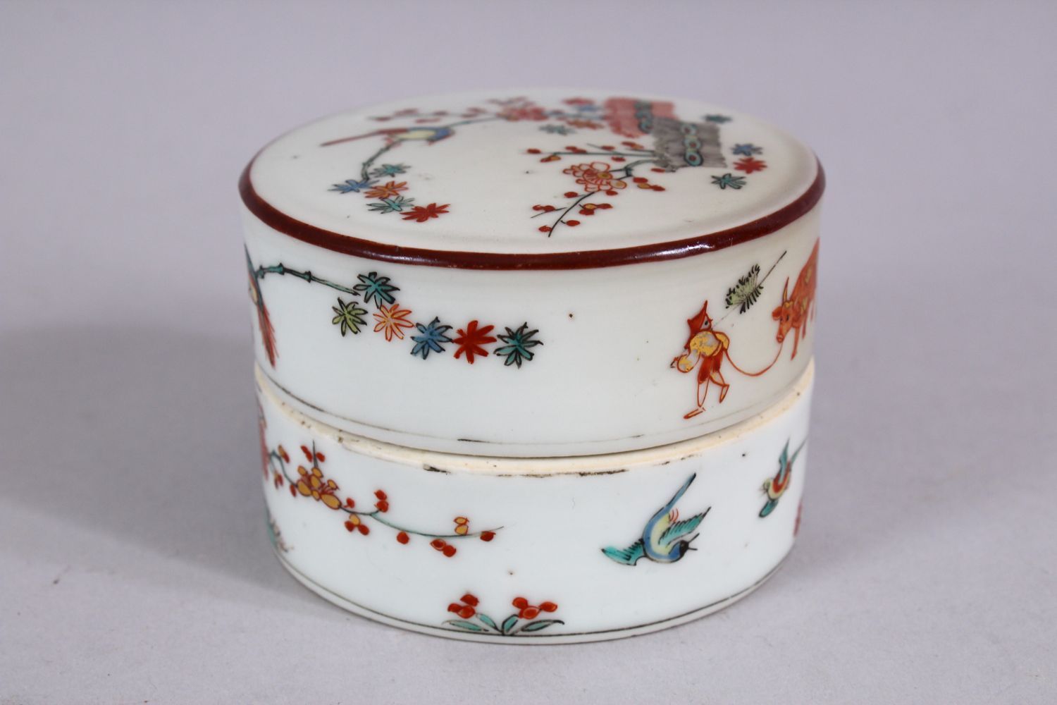 A GOOD JAPANESE MEIJI PERIOD KAKIEMON STYLE PORCELAIN BOX AND COVER, decorated with a main display - Image 2 of 6