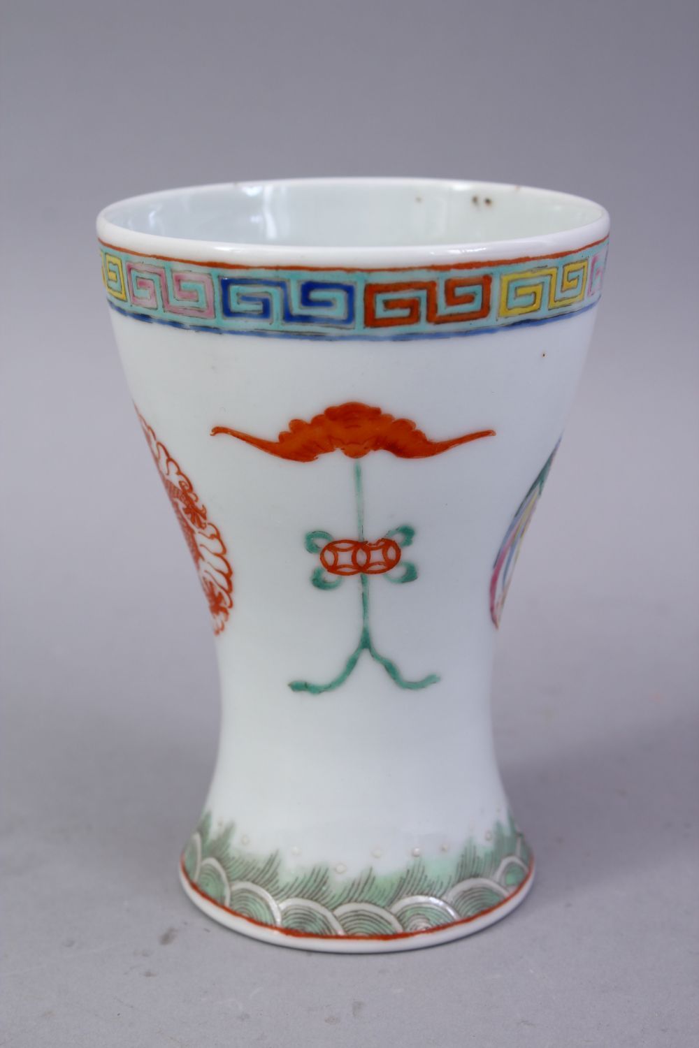 A 20TH CENTURY CHINESE FAMILLE ROSE PORCELAIN CUP, the body with decoration in roundel of dragons - Image 2 of 6