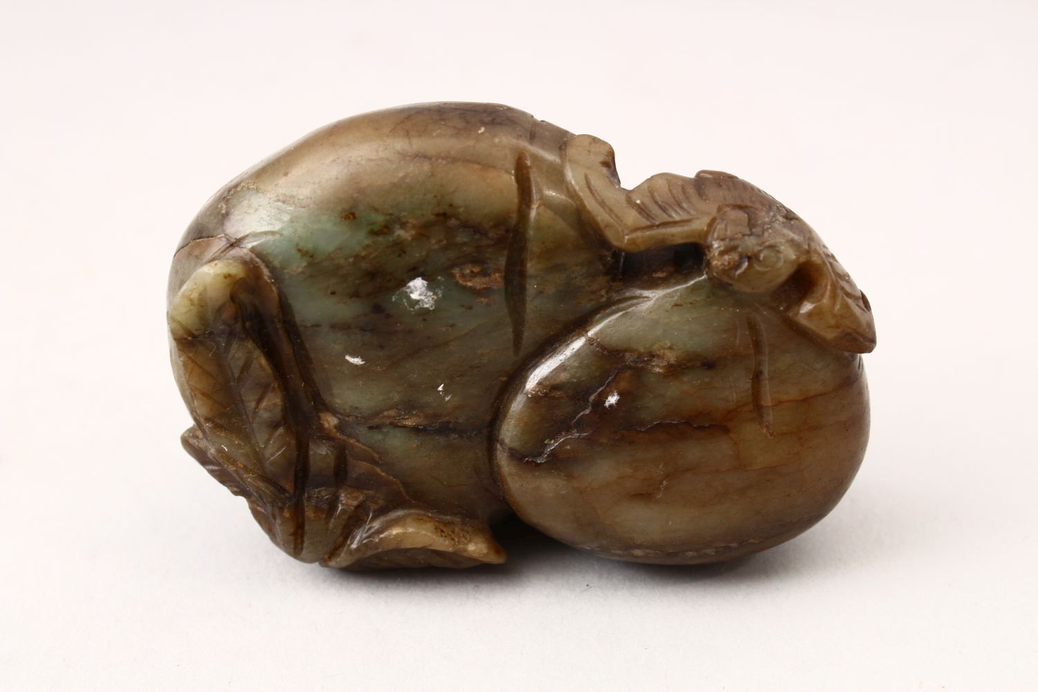 A GOOD 19TH / 20TH CENTURY CHINESE CARVED JADE PEBBLE OF BATS & FRUIT, carved to depict two bats - Image 3 of 3