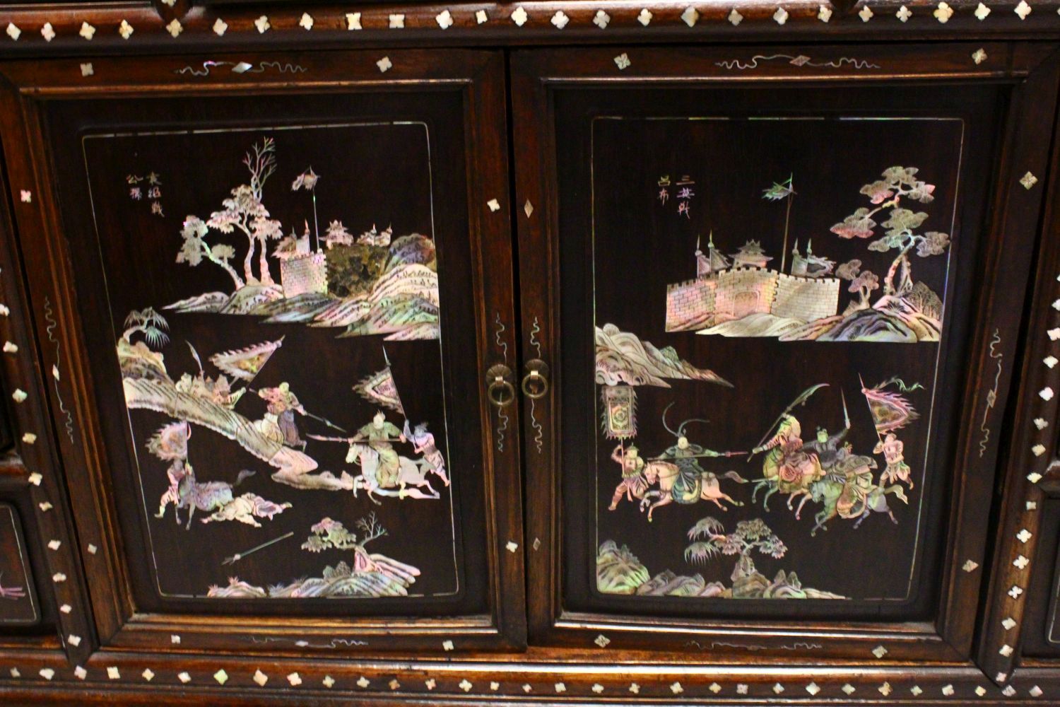 A 20TH CENTURY ROYAL VIETNAM INLAID AND SIGNED MOTHER OF PEARL CABINET, the cabinet with 9 panels of - Image 8 of 12