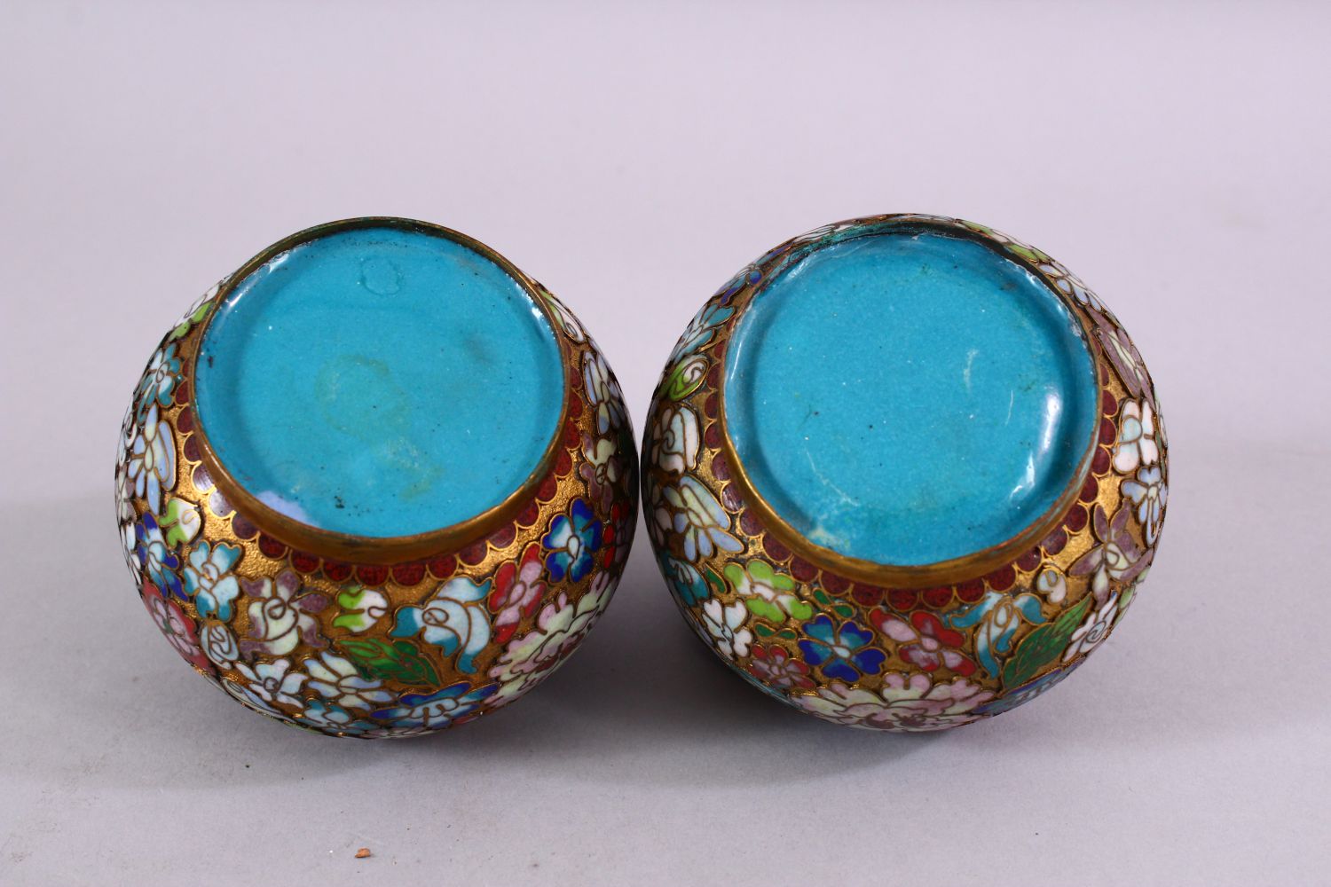 A PAIR OF CHINESE CLOISONNE LIDDED JARS, each decorated with raised floral decoration, 9cm high x - Image 6 of 6