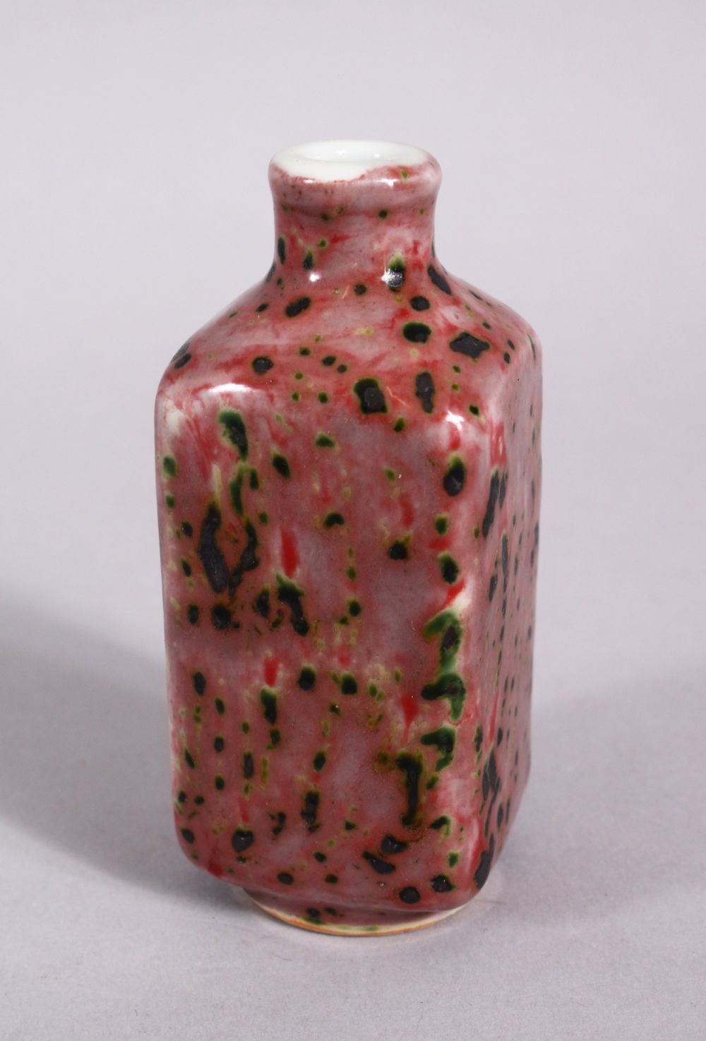 A CHINESE PEACH BLOOM PORCELAIN SNUFF BOTTLE, with a bloom glaze, the base with a fouor character