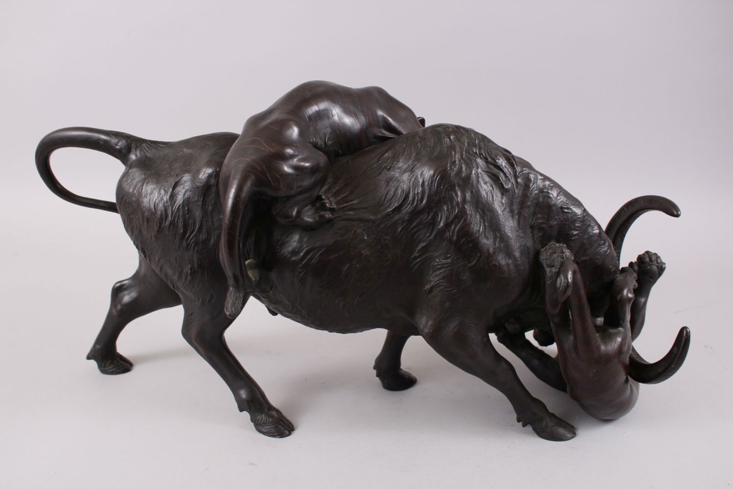 A LARGE AND HEAVY JAPANESE MEIJI PERIOD BRONZE OXEN & TIGER GROUP, the artist has captured in - Image 6 of 8