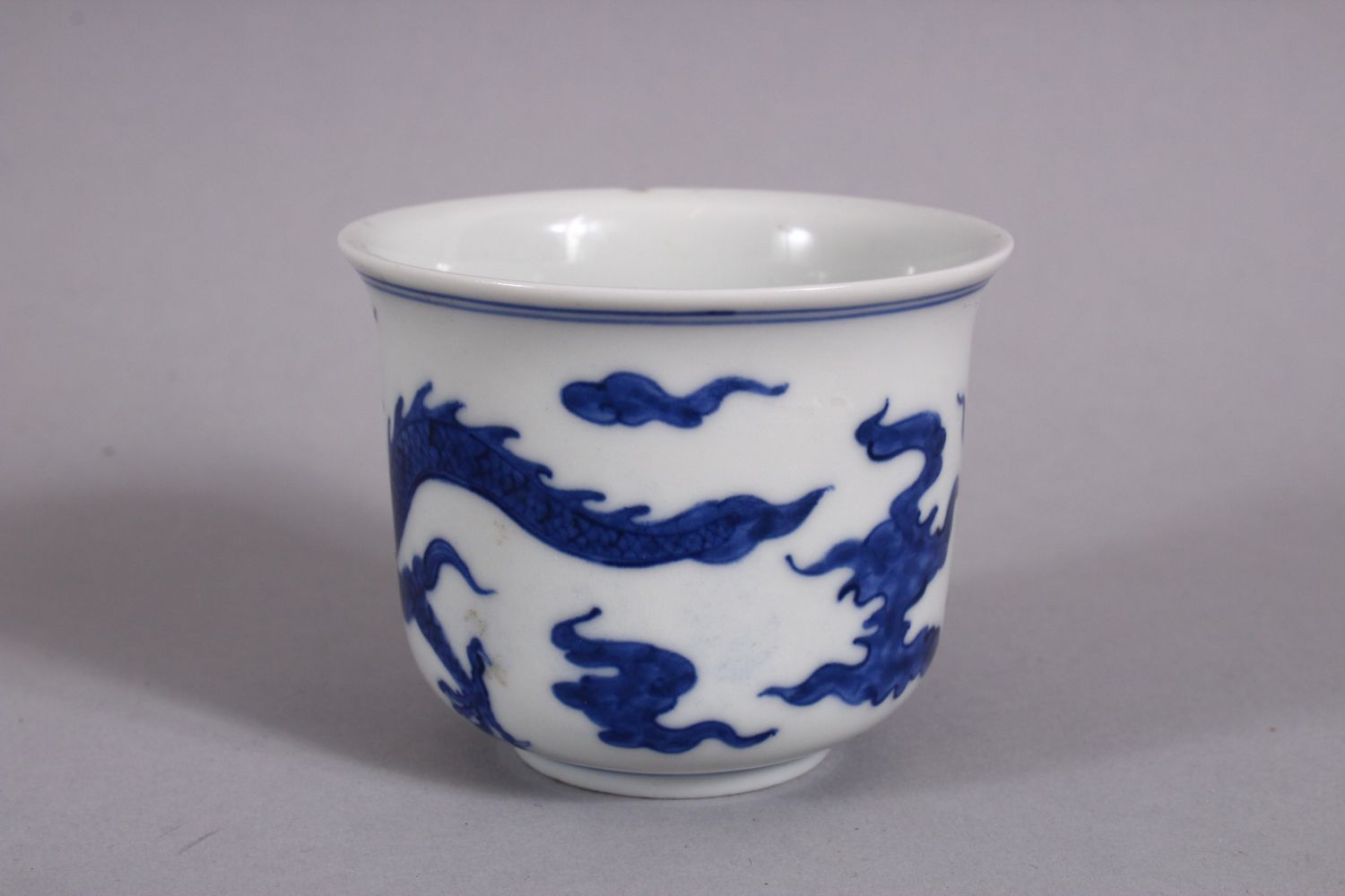 A CHINESE BLUE & WHITE PORCELAIN DRAGON CUP, decorated with a dragon and stylized clouds, 7cm - Image 2 of 5