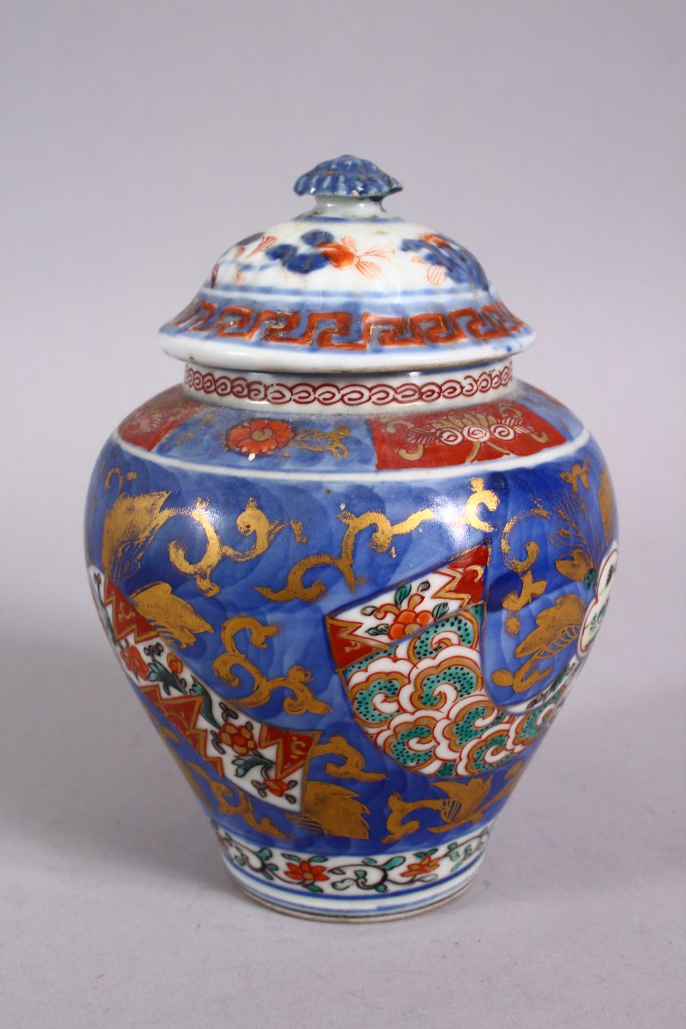 AN 18TH CENTURY JAPANESE BLUE, WHITE AND IRON RED PORCELAIN ARITA JAR & COVER, with landscape - Image 4 of 6