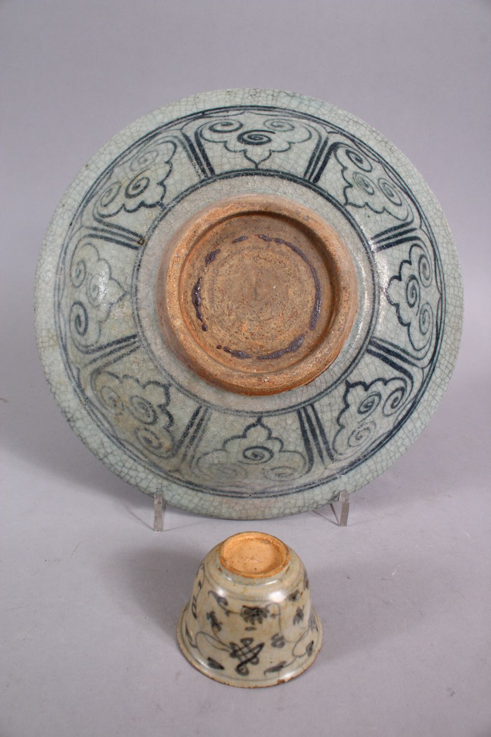 A GOOD 15TH / 16TH CENTURY SUKHOTHAI EARTHENWARE BLUE & WHITE PLATE & A SMALL MING DYNASTY TEA BOWL, - Image 6 of 6