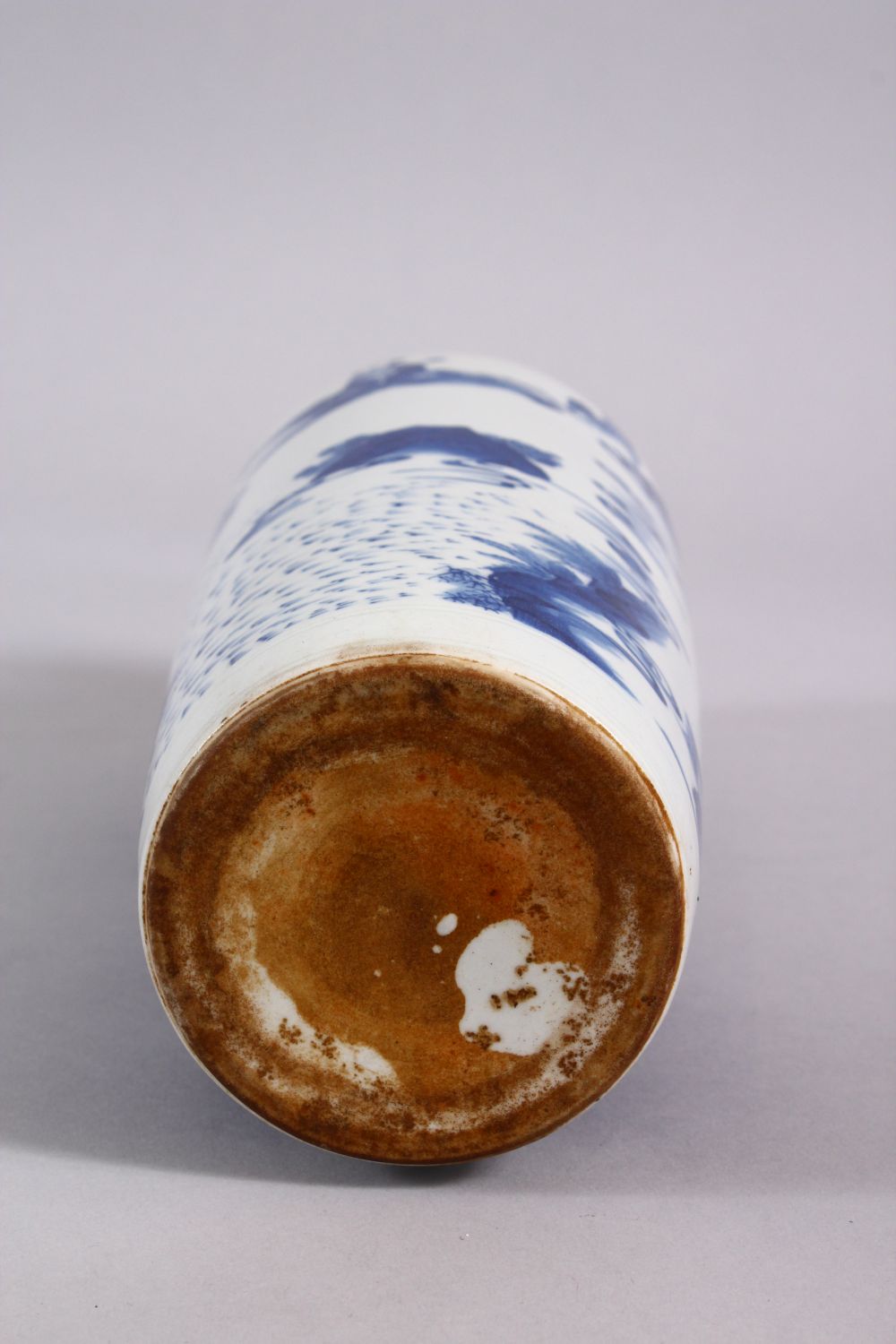 A CHINESE BLUE & WHITE TRANSITIONAL STYLE PORCELAIN SLEEVE VASE. decorated with immortal figures, - Image 6 of 6
