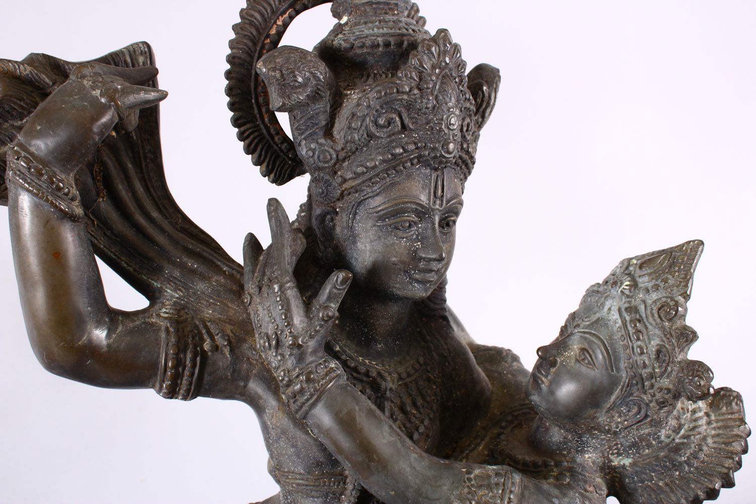 A GOOD & LARGE INDIAN BRONZE STATUE OF RAMA & SITA, both figures elegantly posed, one figure - Image 4 of 7