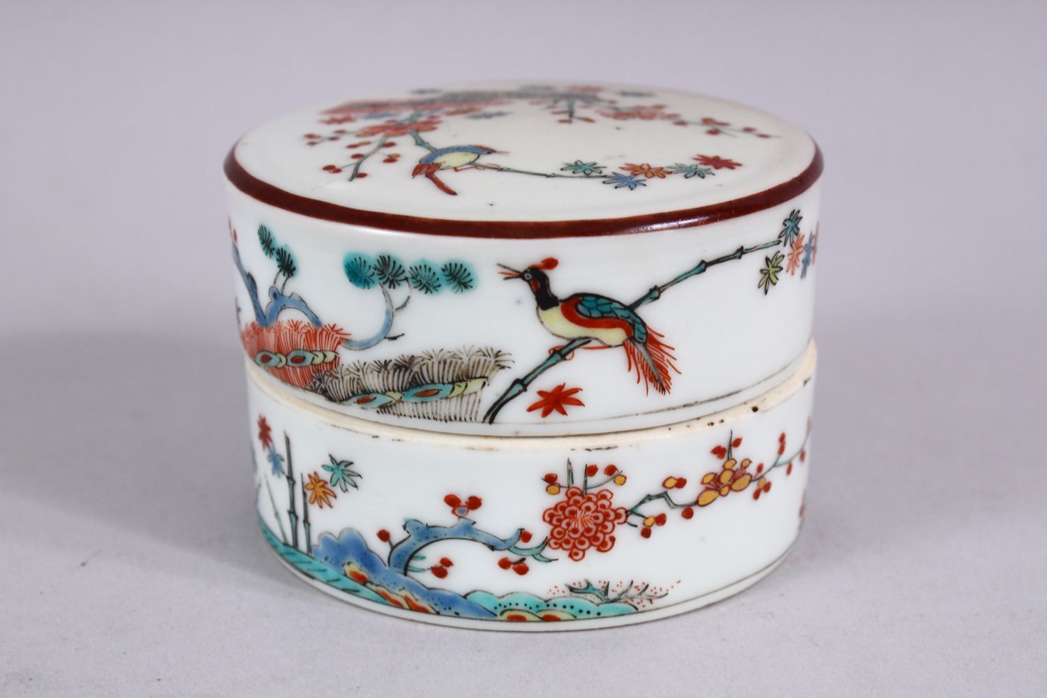 A GOOD JAPANESE MEIJI PERIOD KAKIEMON STYLE PORCELAIN BOX AND COVER, decorated with a main display - Image 3 of 6