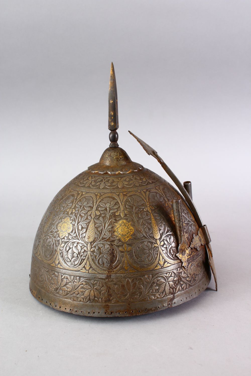 A 19TH CENTURY INDO PERSIAN GOLD & SILVER INLAID STEEL HELMET, decorated with carved formal floral - Image 3 of 7
