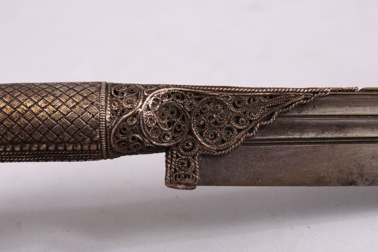 AN 18TH CENTURY OTTOMAN FINE SILVER WORK HANDLED SULTANS HANCER / DAGGER, with silver filigree style - Image 4 of 5