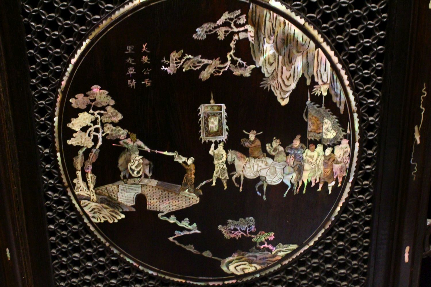 A 20TH CENTURY ROYAL VIETNAM INLAID AND SIGNED MOTHER OF PEARL CABINET, the cabinet with 9 panels of - Image 4 of 12